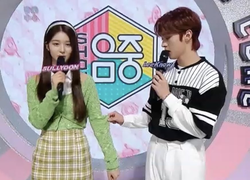 SEUNGM1NE's tweet image. reading their scripts

👸: lee know ssi, hold on tight
🐰: like this
👸: tighter 

😂😂😂😂😂😂