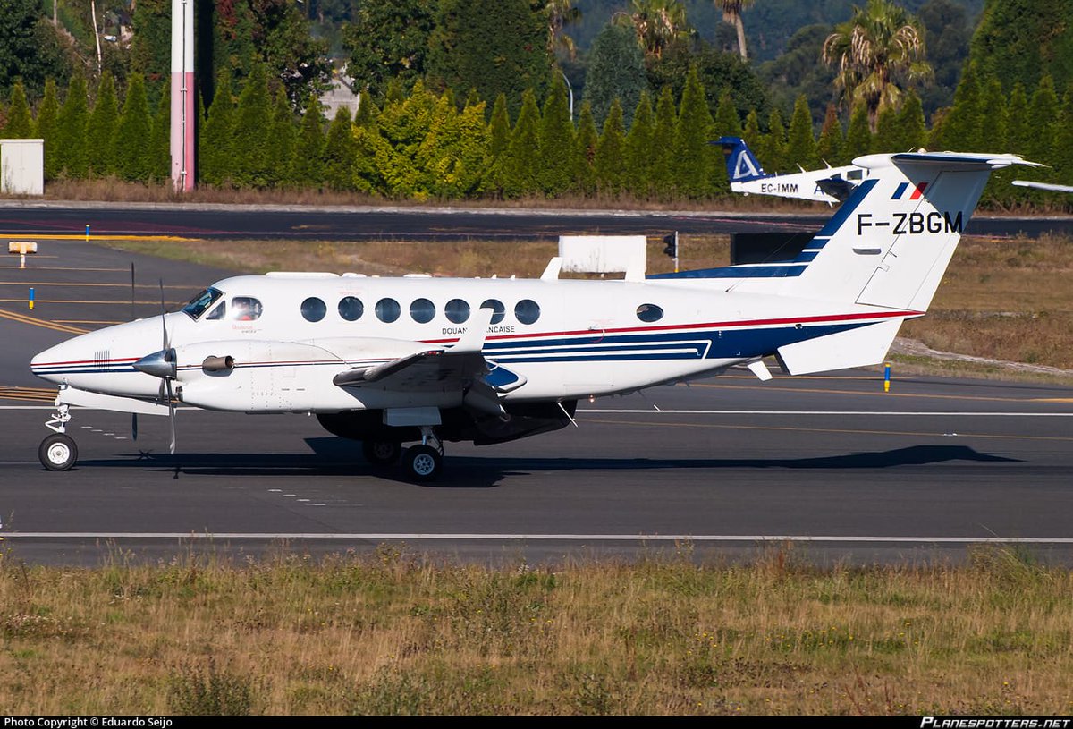 FrenchMiliRadar's tweet image. ✈️ Beechcraft B300 King Air 350ER des douanes françaises | callsign #FDO5611  | reg F-ZBGM | #3b7b41
☁️ Altitude: 750 feet
⏩ Vitesse: 221.8 kts
↗️ Direction: Ouest
🌍 #Moëlan-sur-Mer, Département du Finistère
globe.adsbexchange.com/?icao=3b7b41