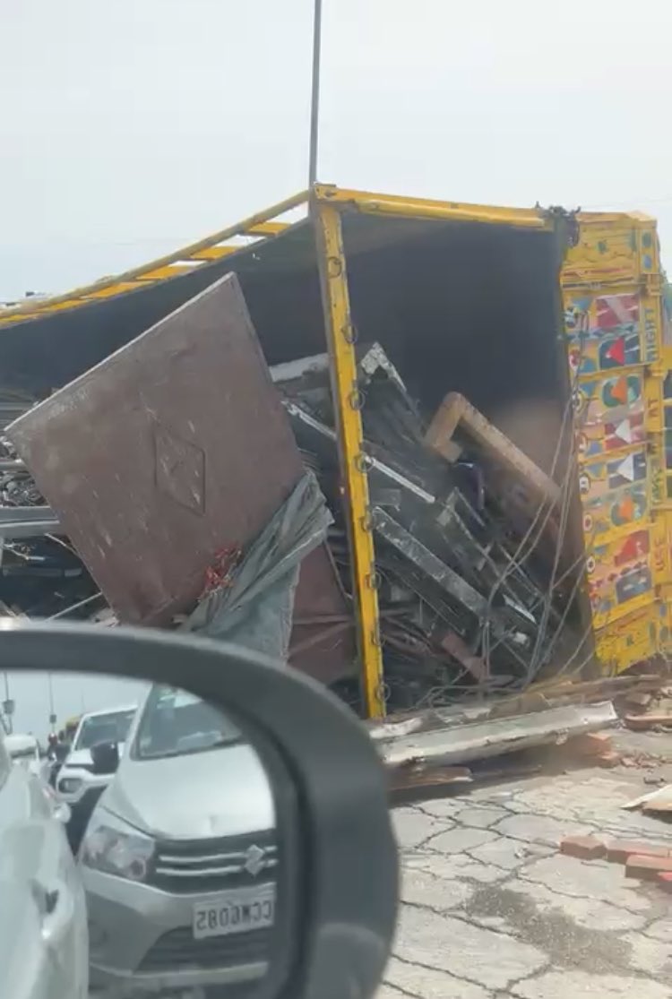 AggaAlka's tweet photo. @dtptraffic U krep on asking avoid d stretch but y cannot u clear it in time.What do u wait for?
This👇 is d situation on Mangolpuri flyover since last 8-10hrs but its still lying der @AmitShah
@dtptraffic u keep tweeting avoid d stretch but what about those who r already on d road #ClearIt https://t.co/2P5esTlEkI