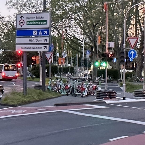 Im Autobahnkreuz Köln-Heumarkt wurden die letzten Refugien des Rad- und Fußverkehrs mit Hunderten E-Scootern und Dutzenden Leihrädern zugestellt. Ähnlich an anderen Knotenpunkten dieser Stadt.

Stadt @Koeln, was soll das?

Sind das die „New Mobility Concepts“ der @polisMOBILITY?