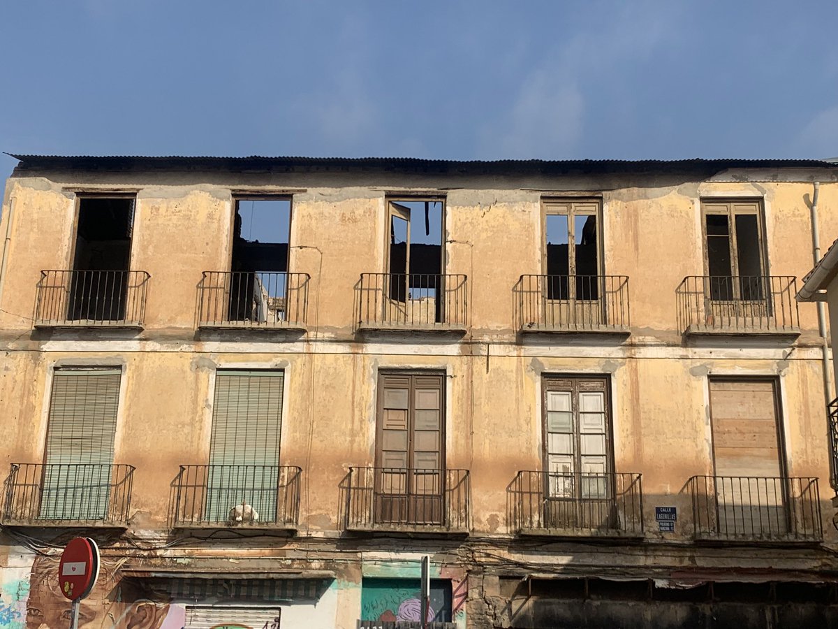 🏘️LAGUNILLAS. Málaga.
- ¿Hay algo más doloroso que ver un barrio muerto? 
- SÍ, ver un barrio agonizando.

🚨⚠️ Aviso, este hilo es el más largo y duro de asimilar.