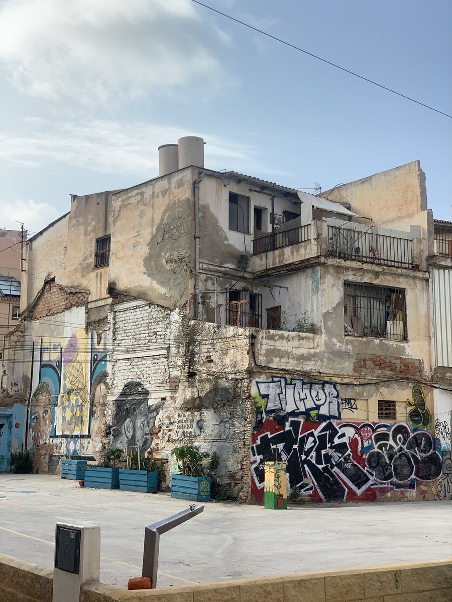 FranzVanPelt's tweet photo. 🏘️LAGUNILLAS. Málaga.
- ¿Hay algo más doloroso que ver un barrio muerto? 
- SÍ, ver un barrio agonizando.

🚨⚠️ Aviso, este hilo es el más largo y duro de asimilar. https://t.co/1ADbiTzbrY