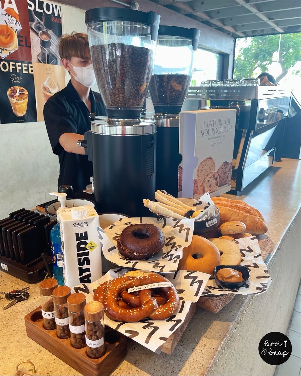 🥤𝗪𝗮𝘆 𝗖𝗼𝗳𝗳𝗲𝗲 𝗛𝗼𝘂𝘀𝗲 คาเฟ่ริมทะเลบางแสน บรรยากาศดีมากกก 10/10 มีทั้งของคาว ของหวาน และเครื่องดื่ม ใครมาบางแสนแนะนำเลย
🥤C.C.C coffee creamy caramel อร่อยกาแฟนม หอมคาราเมล หวานนิดๆ ด้านบนเป็นครีมนุ่มๆกับมาชเมลโล่ หอมนวล 🥯สั่ง Bagal ปาดมายองเนสไข่กุ้ง ก็ดีงาม <a href="/aroii/">@aroii บอกต่อ</a>