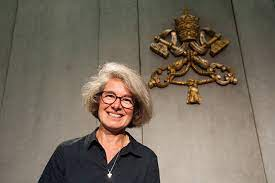 Catholic Conclave: Female Jesuit, Queenpin of Synodality claims the #CatholicChurch should decentralise #CatholicTwitter cathcon.blogspot.com/2023/05/female…