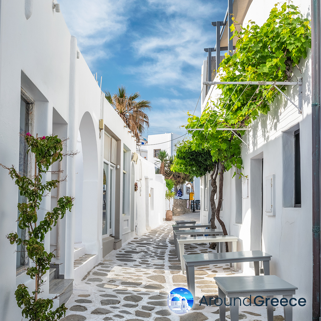 Naousa in Paros is an enchanting fishing village where you can lose yourself in the labyrinthine streets adorned with bougainvillea and traditional whitewashed houses.

❤️ Tag #aroundgreece
❤️ Follow @AroundGreece 

aroundgreece.net/greek-islands/…

#Paros #Greece #Greekislands