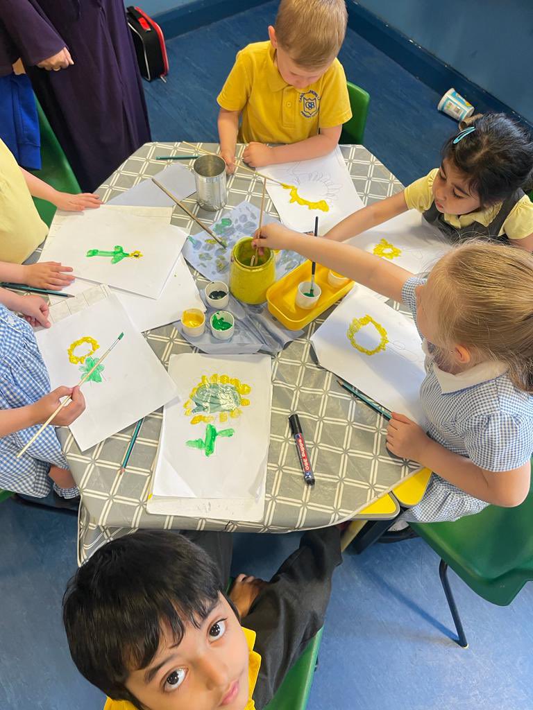 canon_burrows's tweet photo. Reception have been drawing and painting beautiful sunflowers this week. They have also learnt how to plant and care for sunflowers. We look forward to seeing how much they grow! #SAWweek #CBValues #creativity https://t.co/uNJehTAkzG