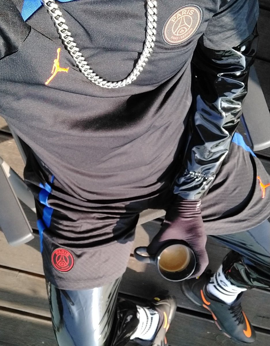 SkaterFozze's tweet photo. #nomorningwithoutcoffee
After a hard &amp; stressful week, it's time to start into a relaxed weekend😎 Sun already comes out, perfect to wear #psgxjordan on my #shiny @aasssoxx_pl "skin"😈
On feet my lovely #niketn mercurial😍
Any ideas how to spend my day?
#skaterfozze #goon #gooner https://t.co/NK44HgfmfD