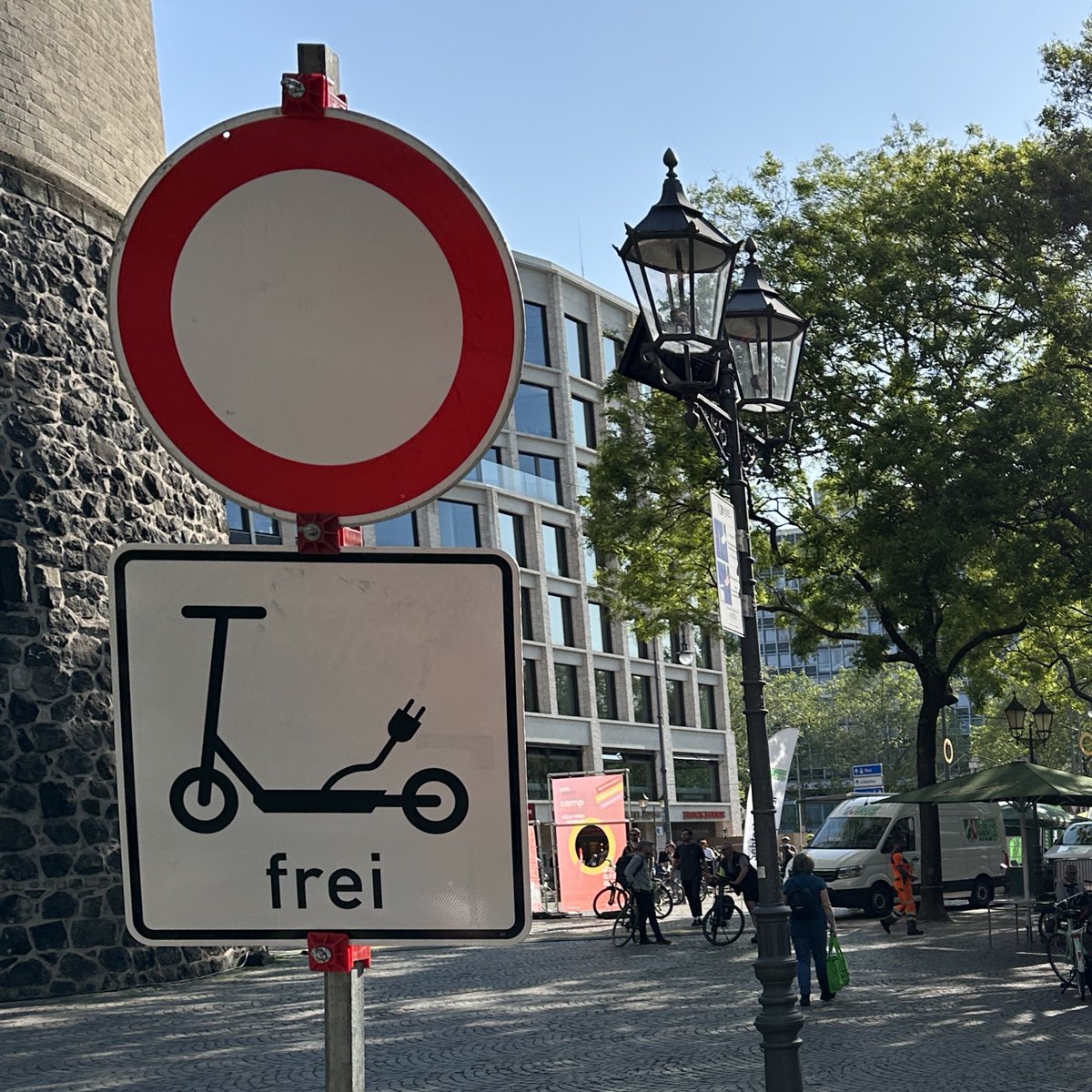 Auf den Eventflächen der @polisMOBILITY in @Koeln, wie hier am Rudolfplatz, ist Radfahren verboten, aber E-Scooter sind erlaubt.