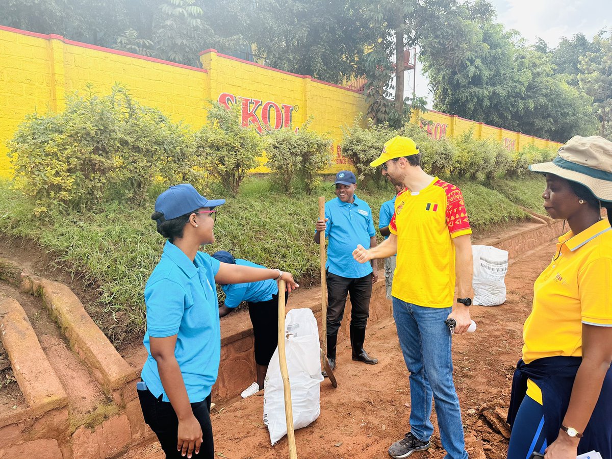 SkolRwanda's tweet photo. Umuyobozi wa @wasac_rwanda @GiseleUmuhumuza hamwe na Shareholder wa SKOL @ThibaultRelecom bari mubitabiriye umuganda https://t.co/3wlb6ZW1rH