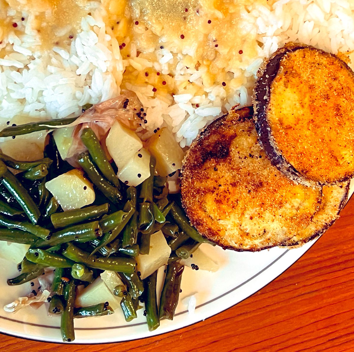 RanjanMallya's tweet image. Vaingana phodi,  beans-batate upkari alongside the quintessential Dalitoy with Sheeth! 
Soul Food ❤️
#GSBCuisine 
#KonkaniSaraswatCuisine 
#KonkaniTwitter 
#GSBKonkani 
#Konkani