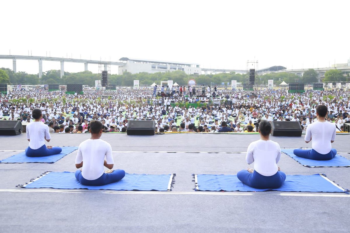 📍Hyderabad

A rejuvenating start to the day with Yoga!

The 25 Days to #IDY2023 countdown was marked today, in the form of “Yoga Mahotsav” with huge public participation at Parade Grounds in Hyderabad.
#25DaystoIDY