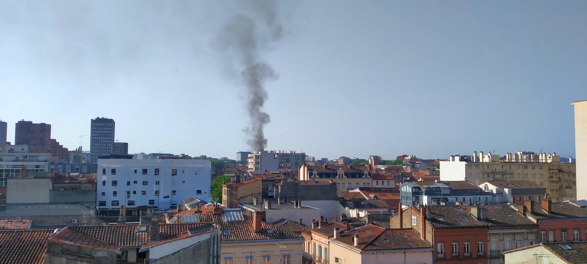 yojimbo62's tweet photo. Un bâtiment en feu en ce moment dans le centre de Toulouse. https://t.co/3X24OHFDy3