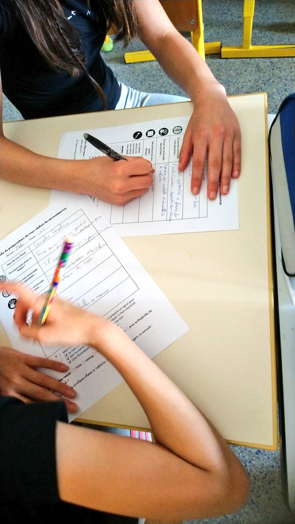 Vendredi 2 juin, toute l'école tiendra son premier #marchéDeConnaissance collectif ! Les élèves préparent leur stand. #cooperation