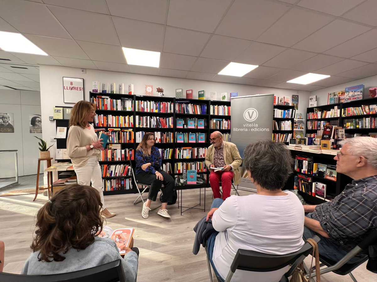 ultrasonica's tweet image. Gràcies als que vau venir ahir a l’Escala a parlar d’#Algoritmes 💟, especialment a @fonalleras per l’anàlisi tan minuciosa dels mecanismes de la novel·la, i a la @llibreriavitela per acollir-nos i pel detall 🤍 de preparar una playlist amb tota la música que surt al llibre 🫶🎶