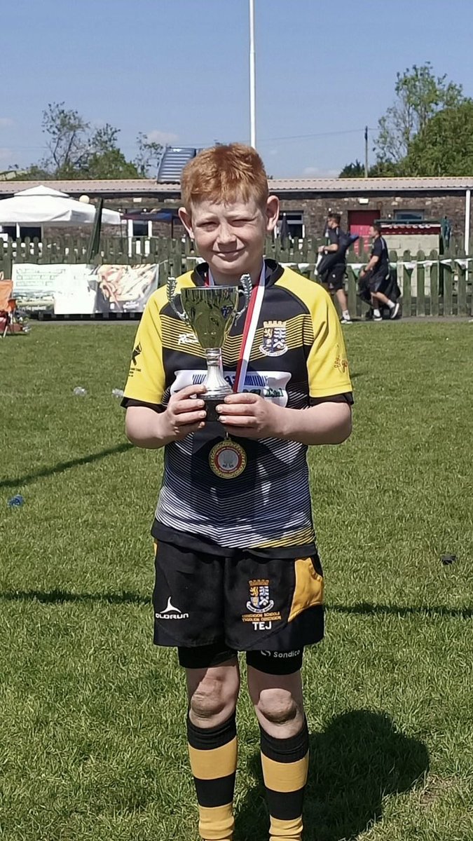 YGRhydypennau's tweet photo. Llongyfarchiadau i Ted Jones bl 6 ar ddiwedd tymor llwyddiannus iawn yn cynrychioli tîm rygbi ysgolion Ceredigion dan 11. Uchafbwynt y tymor-curo Rhanbarth Caerdydd yn rownd derfynol cystadleuaeth 7 bob ochr Llanymddyfri. https://t.co/tMdGlnIO5G