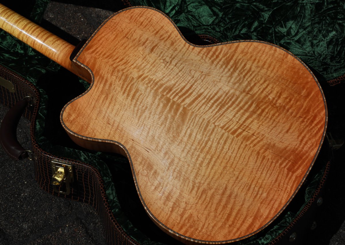 VintageAndRare's tweet photo. Beyond gorgeous Monteleone "Radio Flyer" just listed on https://t.co/XHmp0YZikJ by German shop @martinhense
https://t.co/sA2Nvd6HnD
#martinsmusikkiste #monteleoneradioflyer #luthier #vintageandrare #vandr #monteleoneguitars https://t.co/BmSfqRMfGa