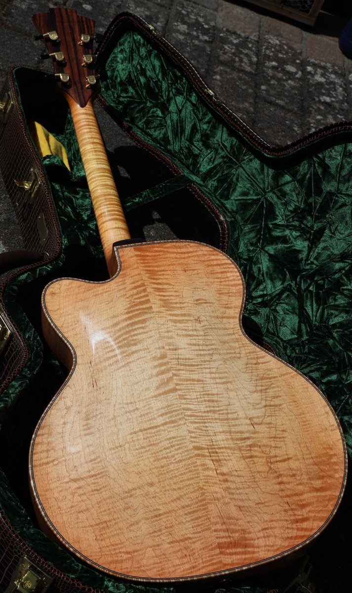 VintageAndRare's tweet photo. Beyond gorgeous Monteleone "Radio Flyer" just listed on https://t.co/XHmp0YZikJ by German shop @martinhense
https://t.co/sA2Nvd6HnD
#martinsmusikkiste #monteleoneradioflyer #luthier #vintageandrare #vandr #monteleoneguitars https://t.co/BmSfqRMfGa