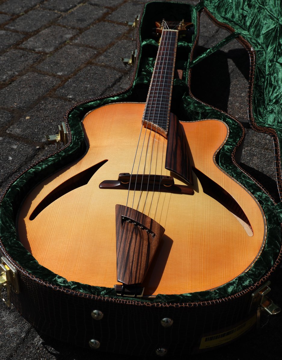 VintageAndRare's tweet photo. Beyond gorgeous Monteleone "Radio Flyer" just listed on https://t.co/XHmp0YZikJ by German shop @martinhense
https://t.co/sA2Nvd6HnD
#martinsmusikkiste #monteleoneradioflyer #luthier #vintageandrare #vandr #monteleoneguitars https://t.co/BmSfqRMfGa