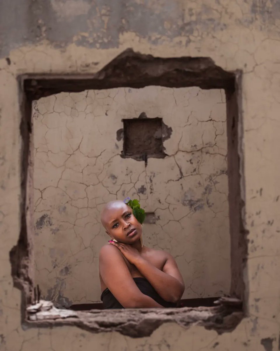NdindaFrancisca's tweet photo. IDENTITY FOR BEAUTY ( 1ST SERIES)
My identity is my baldness that's why I embrace the beauty of an Young Africa Bald Woman.
#beauty #bald #natural #canoon
#WakandaForever
Photographer: @sirdat https://t.co/PQDooGPLT8