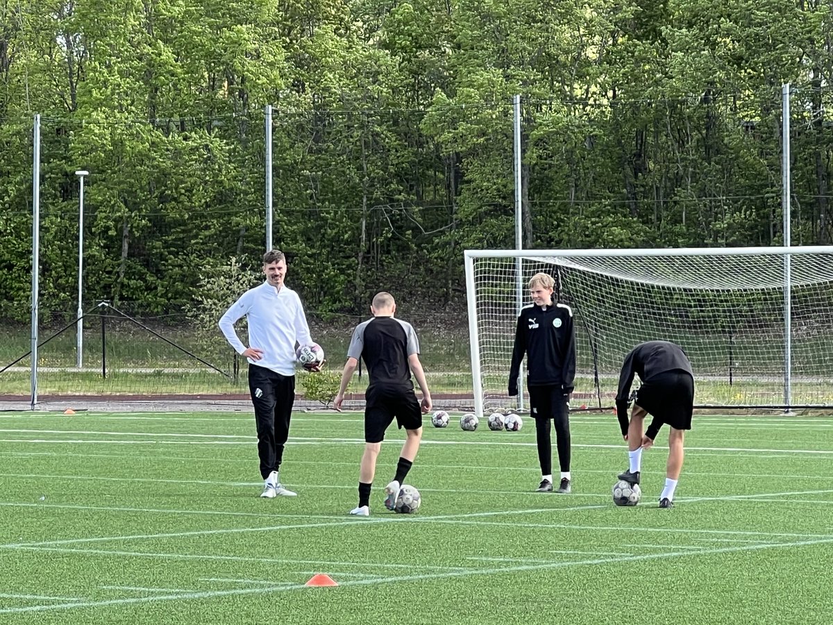 I går kväll dök ingen mindre än Mikael Lustig upp när P16 laget hade träning.

Spelarna visste inget och blev smått överraskade.

Mikael kommer framöver stötta P16 laget i mån av tid.

Enligt rapport blev det en grym träning där killarna blev suveränt coachade av Mikael.