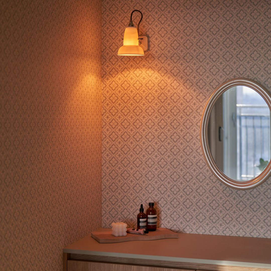 Swipe for a glow up ✨

Who is the fairest of them all? Our Original 1227 mini ceramic wall light, of course.

@studio_eddy

#Interiors #Design #WallLight #Vanity #Bedroom #InteriorStyle #Style #OOTD