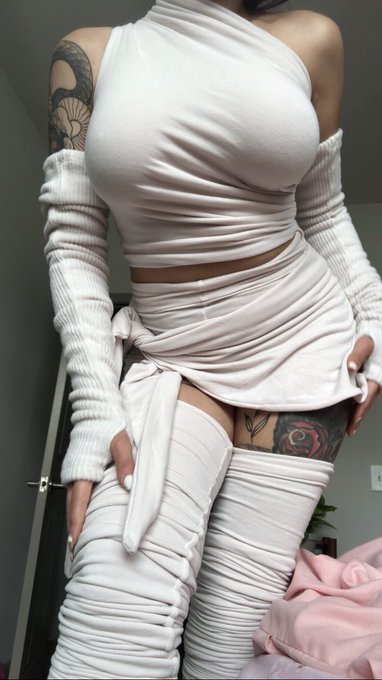 can&rsquo;t sleep so I&rsquo;m showing Twitter (some of) my new Laina Rauma fits https://t.co/H8zcSFB0AU