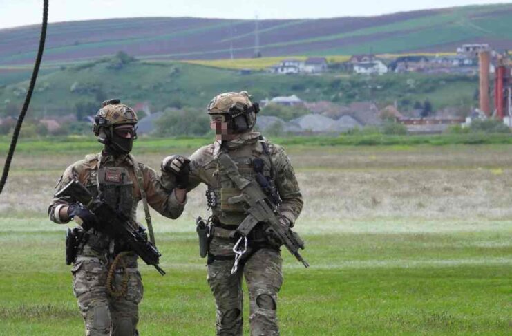 aviaciondigital's tweet image. 🔴 El #EZAPAC, en los principales ejercicios de adiestramiento #internacionales.

Dentro del ejercicio #SwiftResponse23, uno de los más importantes a nivel europeo🇪🇺, el EZAPAC ha participado con más de 2️⃣0️⃣ operadores. @EjercitoAire 

👉ow.ly/qIYq50OykOw