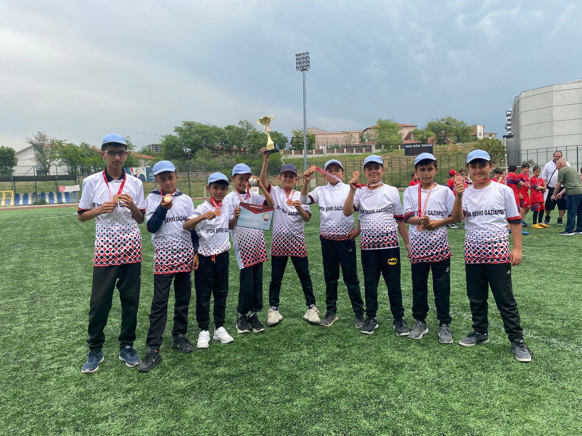 Okulumuz, Ankara’da düzenlenen Küçükler Beyzbol Şampiyonasında Türkiye Dördüncüsü olmuştur. Öğrencilerimizi başarılarından dolayı tebrik eder nice başarılara ulaşmalarını temenni ederiz. 👏🏻🏆
<a href="/gul_davut/">Davut GÜL</a> <a href="/gantepvaliligi/">Gaziantep Valiliği</a> <a href="/yasintepe/">Yasin TEPE</a> <a href="/Gaziantep_MEM/">Gaziantep İl Millî Eğitim Müdürlüğü</a> <a href="/oguzalpcaglar/">Oğuz Alp Çağlar</a> @Cgnde <a href="/NizipilceMEM/">Nizip İlçe Milli Eğitim Müdürlüğü</a>