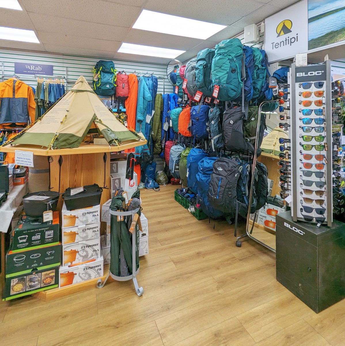ProAdventure's tweet image. ℍ𝕒𝕡𝕡𝕪 𝕊𝕒𝕥𝕦𝕣𝕕𝕒𝕪!🥳
What's the adventure for this bank holiday weekend? ⛰

We're open until 5pm today!

Psst.. Did you know we do Click and Collect too?
👉proadventure.co.uk/northwales

#Proadventure #SnowdoniaNationalPark #Llangollen #NorthWales