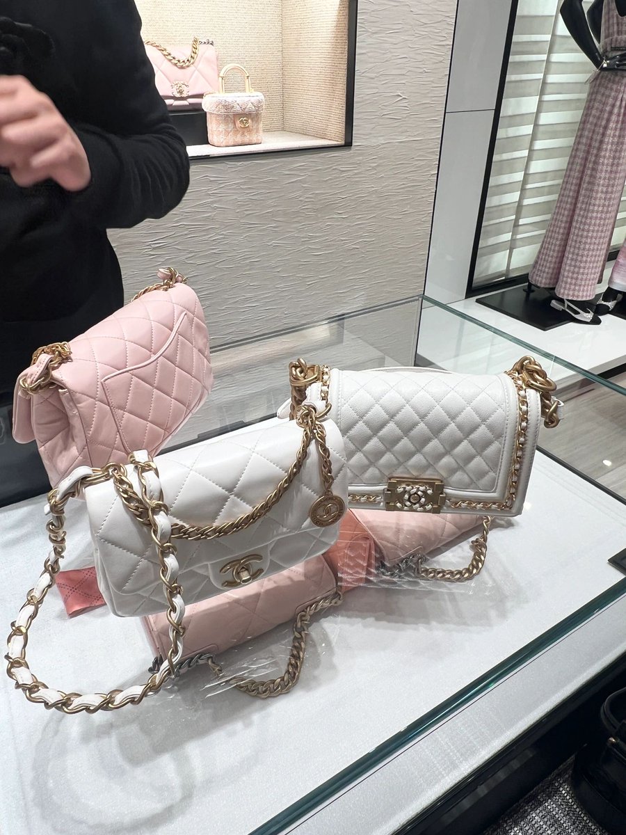 最近特に黒のバッグが欲しくて何度もジャンプしてます
格好良い季節の黒を見たことがありません
普通の容量のバッグを買うのは本当に難しいです🤯