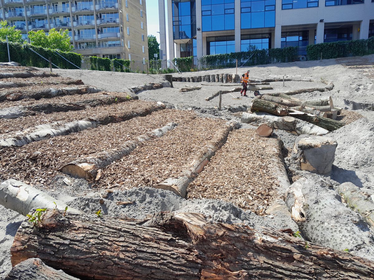 Gat in de Markt, we zij druk bezig om er iets moois van te maken, achter de hekken worden de komt de vorm erin.