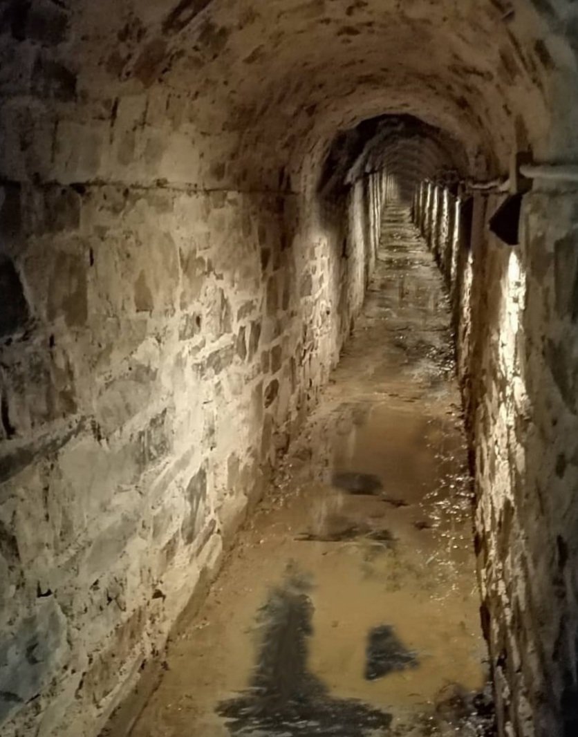 For #RomanSiteSaturday let's go to the city of Asturica Augusta, present-day Astorga, northwestern #Spain, with its extensive network of sewers, some of them reach up to a height of 1.80 meters. #Roman engineering at its best!

#RomanArchaeology