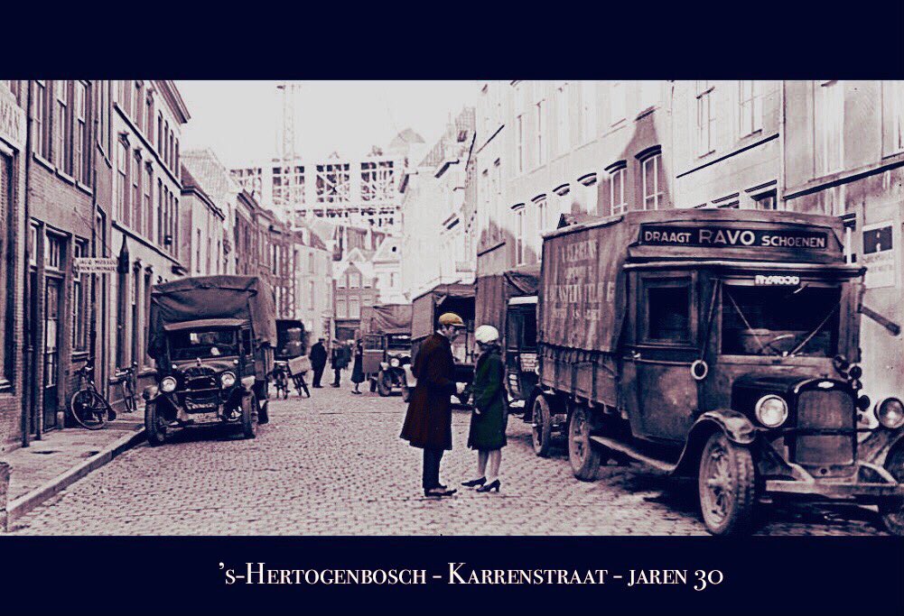 Peaky Blinders in Den Bosch. De Karrenstraat in de jaren 30, kijkend naar de Visstraat. Rechts nog een vrachtwagen van Ravo schoenen. Dit was een schoenfabriek uit Ravenstein die in 1933 failliet ging door de economische recessie.