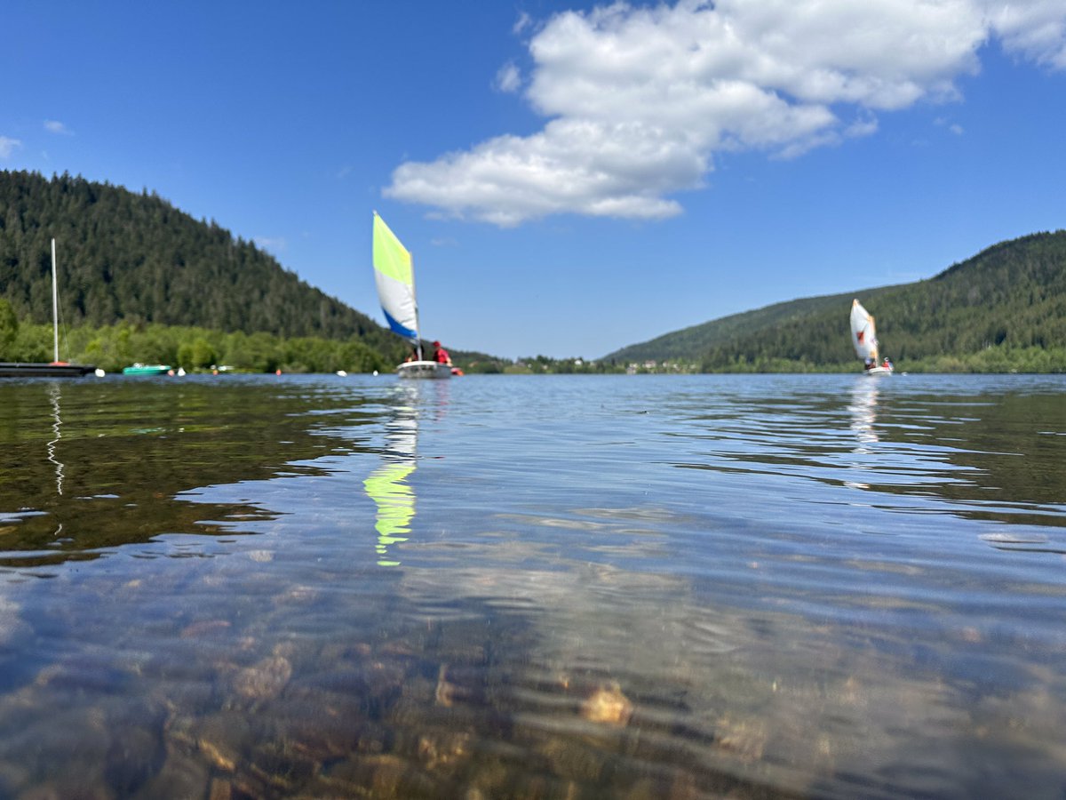 Très cher @AlanRoura,
Nous profitons de notre semaine de classe voile pour nous inspirer de ta navigation et de ton état d’esprit. 
Nos optimists ne sont pas aussi jolis que ton #Hublot, mais nous sommes très fiers. 
Viele Grüsse aus Zürich an Simon.🇨🇭⛵️
#HublotSailingTeam
