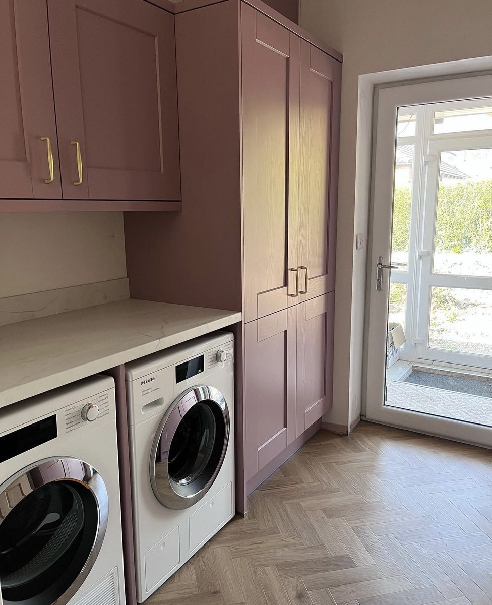 Utility rooms don't have to be utilitarian - as perfectly demonstrated by bit.ly/TheBungalowPro…! They have used our Paint To Order service for their Ashbourne units, opting for the warming yet vibrant Dusky Pink shade, teamed with gold handles. Beautiful!