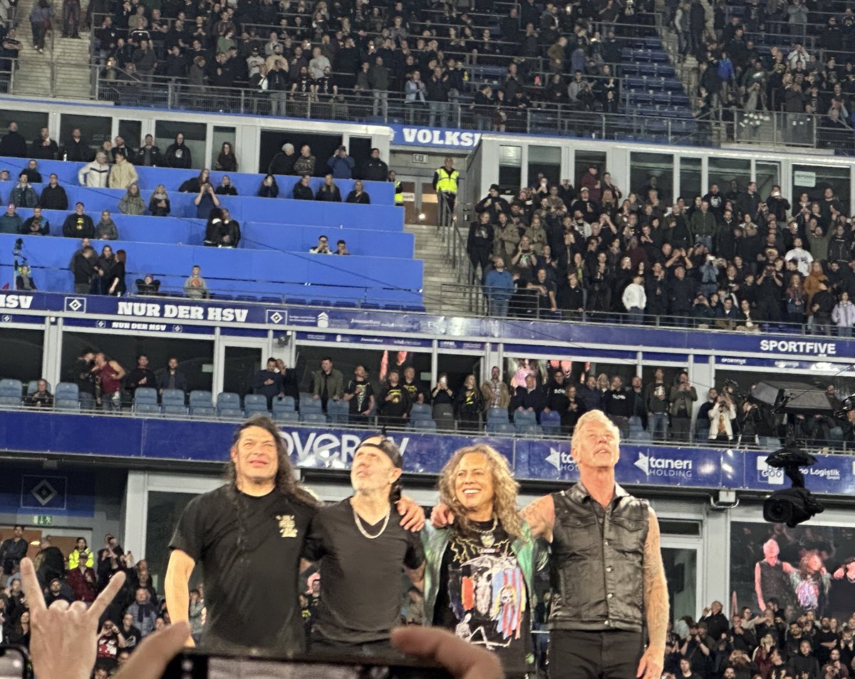 Welcome to where time stands still
No one leaves and no one will #Metallica #MetallicaFamily #M72Hamburg