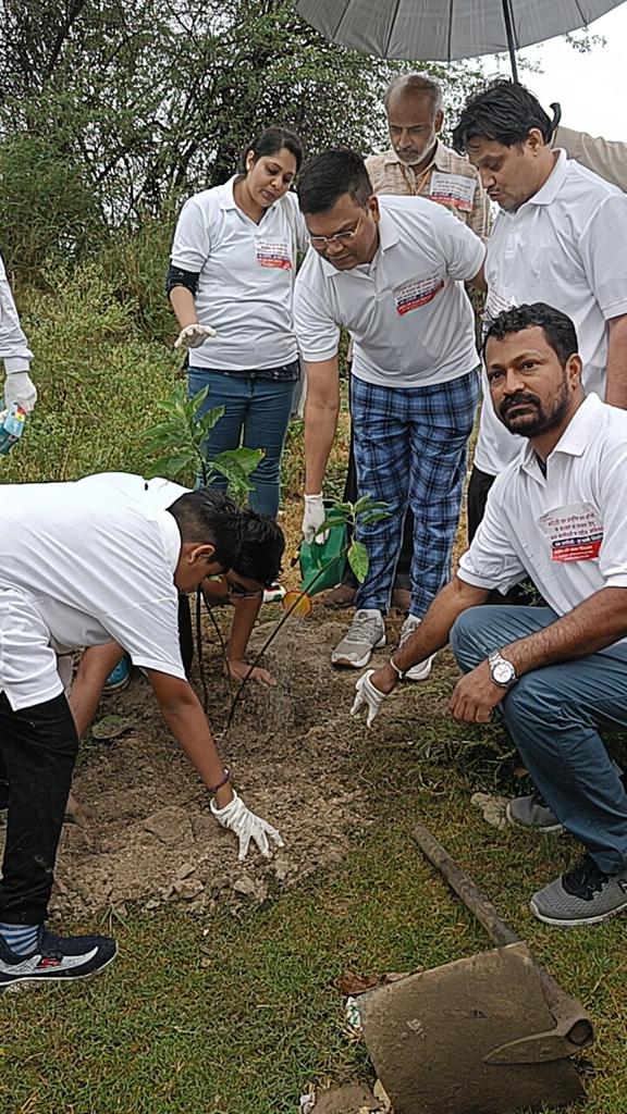 NRCD_MoJS's tweet photo. #Plantation #CleaningBank #AwarenessGeneration activities as part of #MissionLiFE #WorldEnvironmentDay by @NRCD_MoJS @KalindiKunj #RiverYamuna 🇮🇳@irsashok https://t.co/5YGeyKsUWI