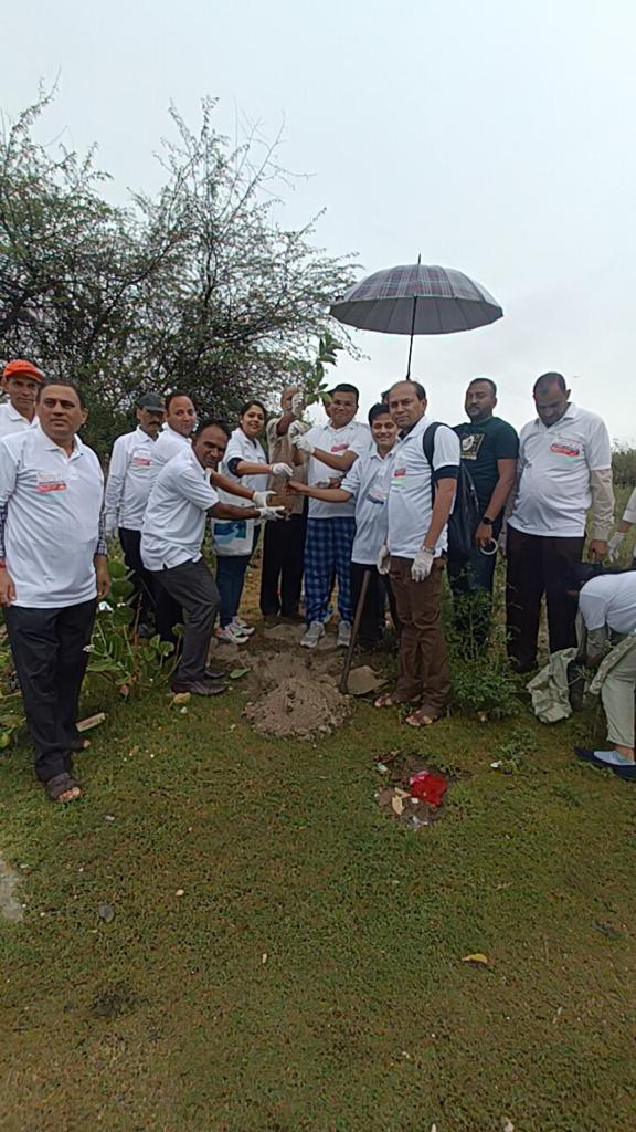 NRCD_MoJS's tweet photo. #Plantation #CleaningBank #AwarenessGeneration activities as part of #MissionLiFE #WorldEnvironmentDay by @NRCD_MoJS @KalindiKunj #RiverYamuna 🇮🇳@irsashok https://t.co/5YGeyKsUWI