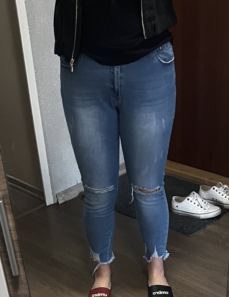 PlWeightloss's tweet photo. Mam pytanie 
CZY WIDAĆ ZE TE SPODNIE SĄ ZA DUŻE?
bo ja to widzę, wiec ja myśle ze tak ale lubiłam kiedyś te spodnie i chciałabym w nich wyjść😂 https://t.co/Uba2sg52e5