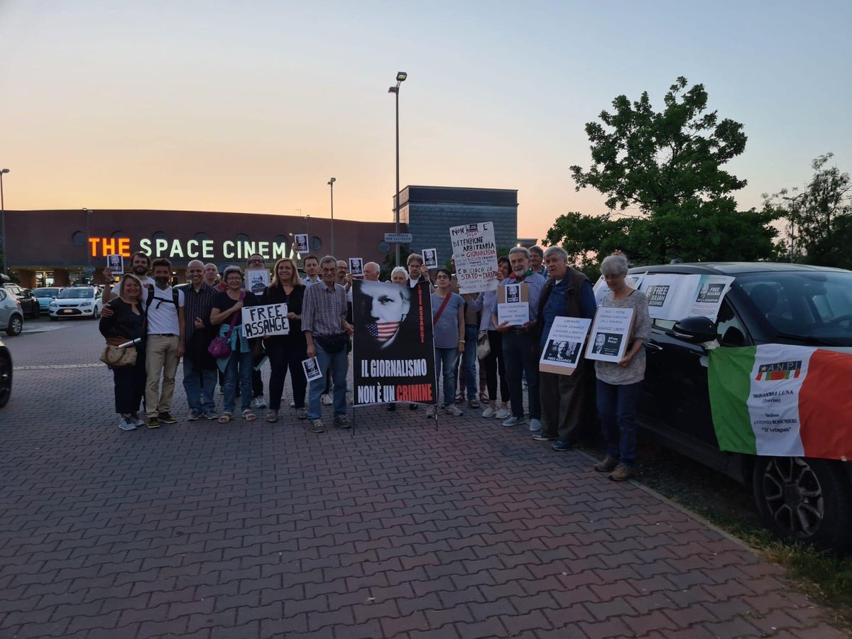 donapatri's tweet photo. 📷da #Silea (TV): grazie ed all’#AnpiTreviso per il volantinaggio in occasione dello show al cinema di This is not a drill, con @rogerwaters in diretta da Praga.  
Grazie #RogerWaters per non dimenticare mai #Assange 
Grazie a chi si unisce alla lotta per la sua liberazione https://t.co/LS2eXwFWlL