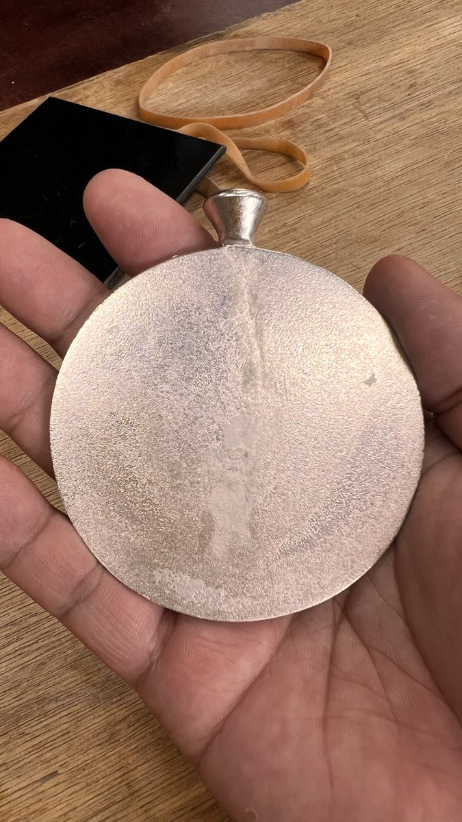 swordsorcerer's tweet photo. 「吉野ヶ里遺跡のここが凄い！！」
そのいち

なんと！！
自分で鋳型に合金を流し込んで鏡や剣、銅鐸がつくれちゃうぞ！！

コースによっては剣、勾玉、鏡がまとめて造れるという至れり尽くせぶりだ！！

これで今日から君の家にも三種の神器が！！ https://t.co/tZpEetnPmg