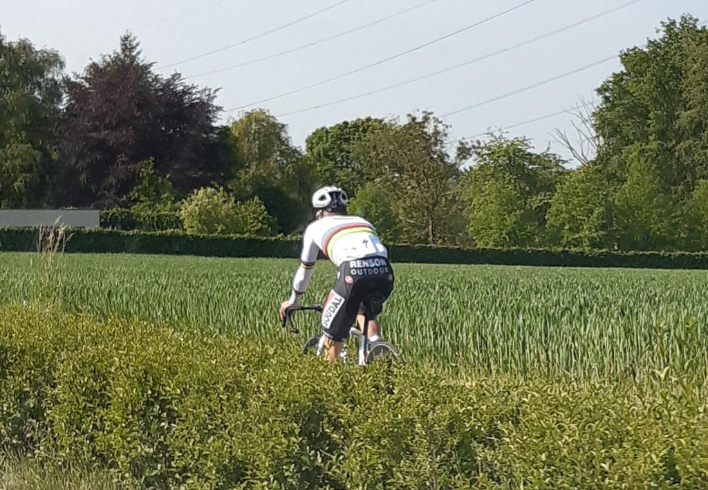 He's back 🤩💪🔥🚀 <a href="/EvenepoelRemco/">Remco Evenepoel</a> #1703 #Schepdaal #gochamp
