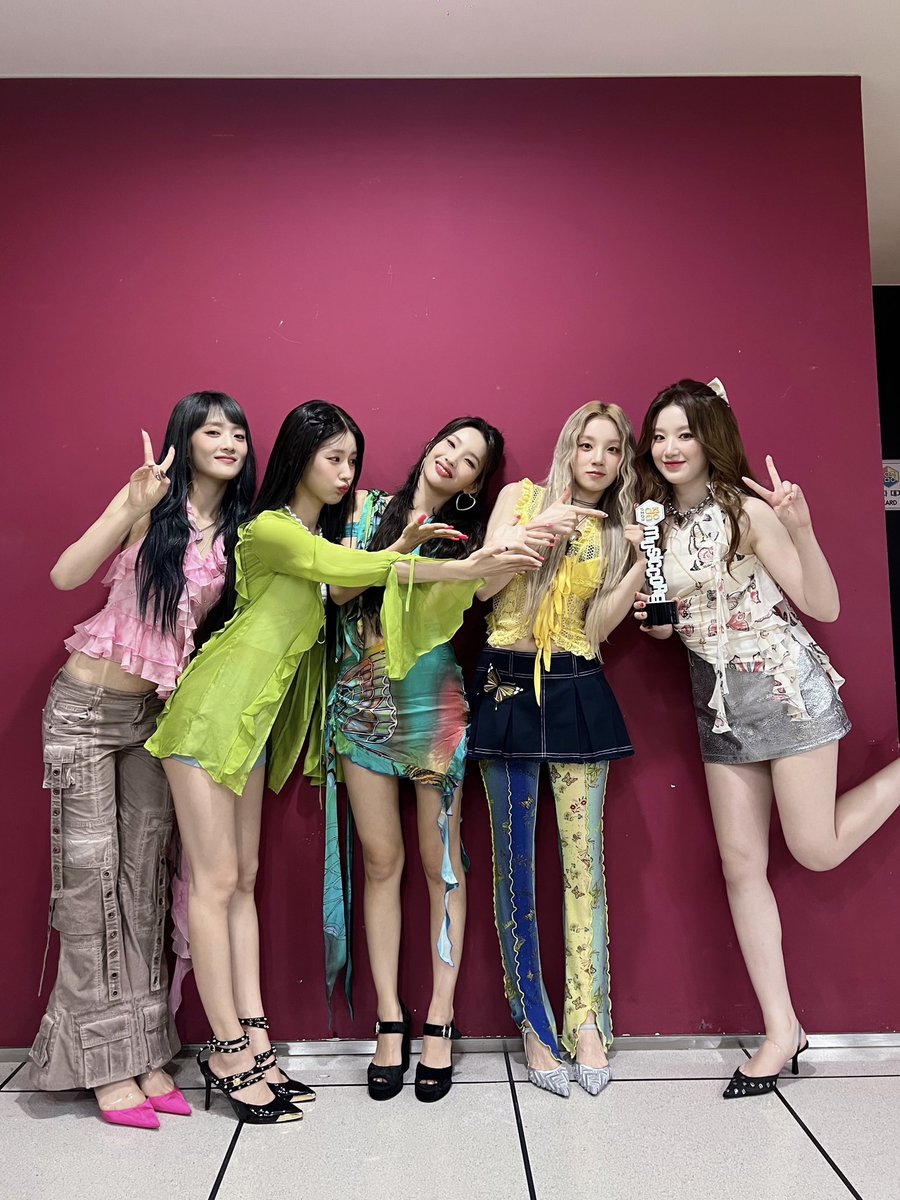 official_i_dle's tweet photo. [📸] 230527 @ #쇼음악중심

‘#퀸카 (#Queencard)’ 로 오늘도 1위 했어요! 🫶 😉
네버랜드 덕분에 받을 수 있었던 트로피 🏆
이 상의 소중함을 잊지 않고 앞으로 더 좋은 모습 보��드릴 수 있도록 할게요 💓
고마워요 네버랜드 😘

#여자아이들 #GIDLE
#I_feel https://t.co/5Lo2ZvdoFz