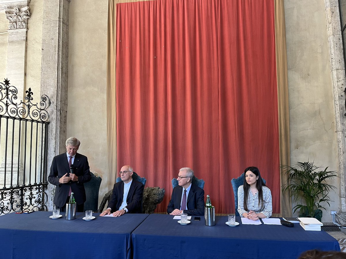 TommasoGaleotto's tweet photo. Oggi in una splendida Roma con Alfredo Mantovano, sottosegretario alla presidenza del consiglio, Francesco Di Nitto, ambasciatore presso la Santa Sede, @OcchettaF, coordinatore di @connessioniFP e la nostra @GiuliaMil

#formpol23 https://t.co/B2kziHFgqo