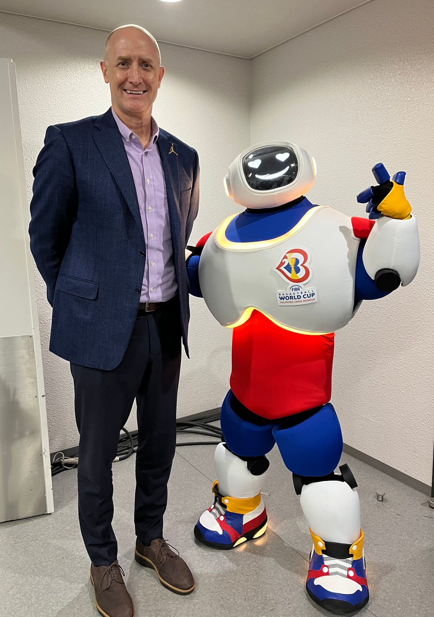 JAPANBASKETBALL's tweet photo. ／ 
FIBAバスケワールドカップ情報🏀 
＼ 

#日本生命Bリーグファイナル の応援に駆けつけた #FIBAWC 公式マスコット #JIP 🤖

 #トムホーバス ( @TomHovasse ) HCにワールドカップを盛り上げることを約束🤝✨

#Bリーグ  
#AkatsukiJapan 
#WinForAll #沖縄 https://t.co/SH6hjcUE2u