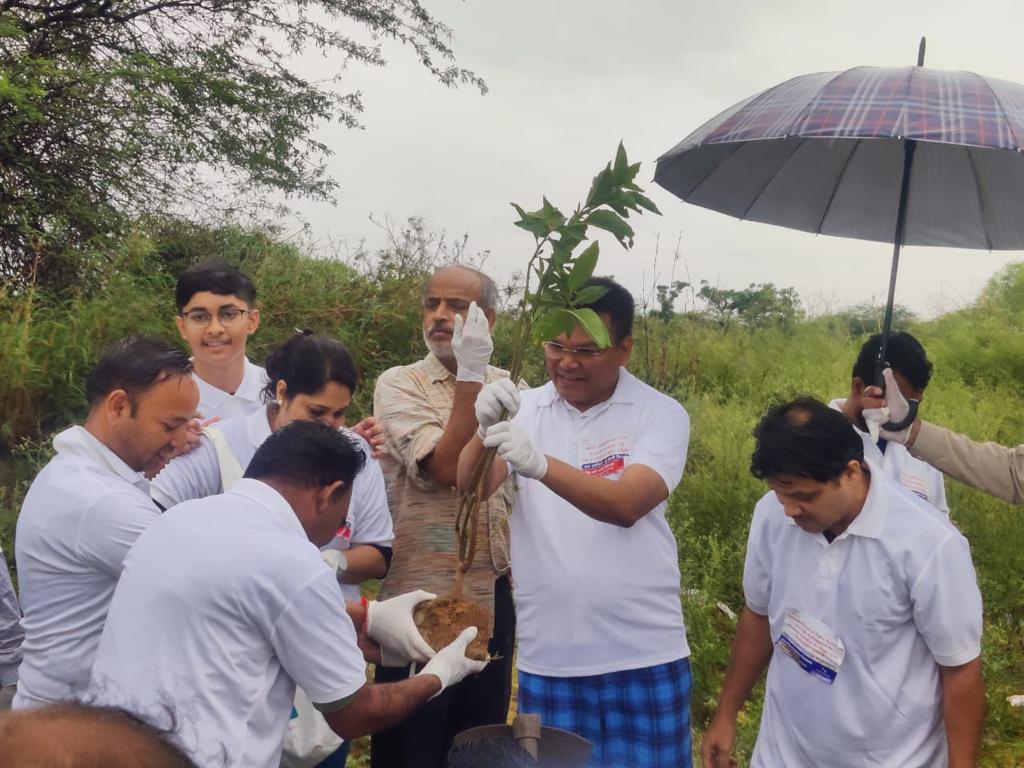 NRCD_MoJS's tweet photo. #Plantation #CleaningBank #AwarenessGeneration activities as part of #MissionLiFE #WorldEnvironmentDay by @NRCD_MoJS @KalindiKunj #RiverYamuna 🇮🇳@irsashok https://t.co/1v2AzsRVqS
