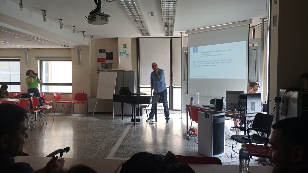 smooth_h2020's tweet photo. We continue with the second block of the morning: a panel on Relevant European research projects and another one on #Teachers as #commoners.
#SMOOTHConference #EducationalCommons #SMOOTproject #H2020 https://t.co/6NLr1F4Tn5