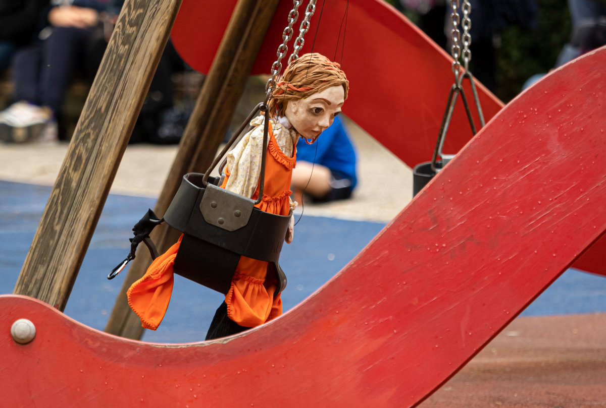 'Hilos', de <a href="/AntonellaDAscen/">Antonella D'Ascenzi</a>, en la plaza del Poniente

🎭 Puedes volver a ver este espectáculo hoy en el mismo escenario a las 12:30 y 17:30 h y mañana 28 de mayo a las 12:30 y 18 h

📸 @PhotogenicAG