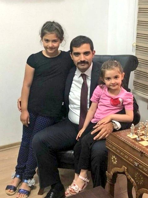 Oy kullanmaya giderken,
Şehit Doç. Dr. Sinan Ateş'in kızları Banu Çiçek ve Bengisu'yu unutmayın.

#SinanATESicinAdalet