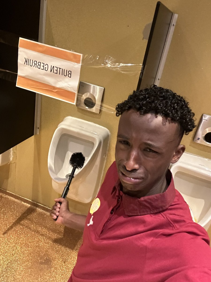 Wie heeft er gepoept in het urinoir!  Niet grappig